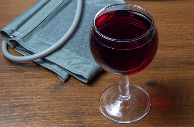Вино повышает или понижает давление? Можно ли пить красное вино при гипертонии