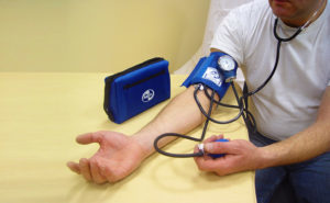 Давление 140 на 100: нужно ли сбивать и в каких случаях опасно