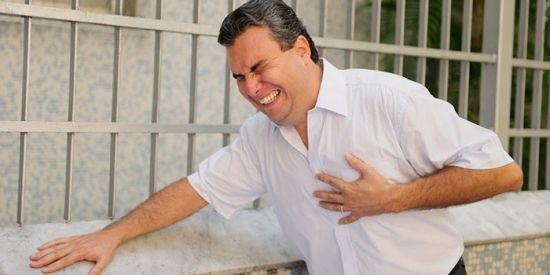 Болит и давит в грудной клетке и трудно дышать: причины боли, диагностика и лечение