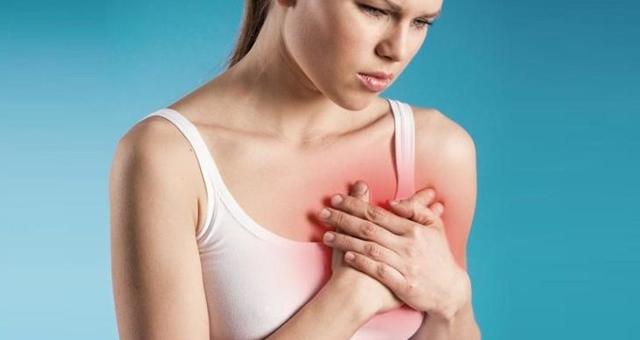 Чувство жжение в грудной клетке посередине: причины боли, что делать?