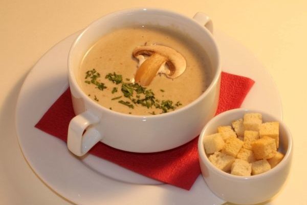 Как понизить холестерин без лекарств в домашних условиях: полезные рекомендации по питанию, таблица запрещенных и разрешенных продуктов