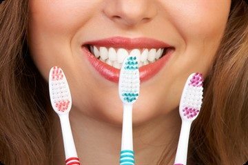 Трещины на языке посередине и белый налет: причины и лечение