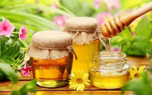 Есть ли сахар в меде, какой и сколько? Мед повышает сахар в крови или нет? Можно ли диабетикам, при повышенном сахаре есть мед?