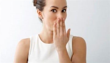 Трещины на языке посередине и белый налет: причины и лечение