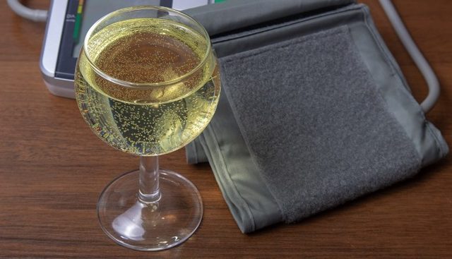 Вино повышает или понижает давление? Можно ли пить красное вино при гипертонии