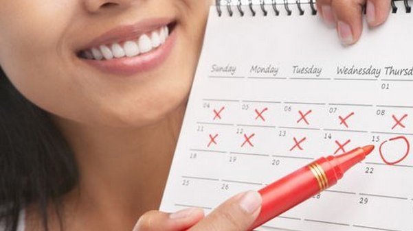 Как начинаются месячные в первый раз. Первые месячные – как себя вести и что делать?