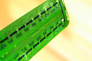 Какие таблетки прекращают месячные. Способы прекратить начавшуюся менструацию. Народные рецепты, помогающие отсрочить месячные