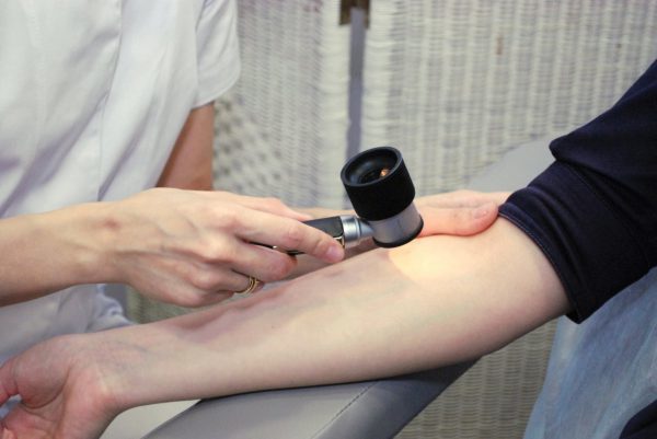 Выступают вены на руках у женщин и мужчин: причины, лечение сильно выпирающих вен