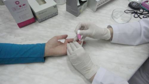 Чем прокалывают палец когда берут кровь. Зачем нужно сдавать кровь из пальца