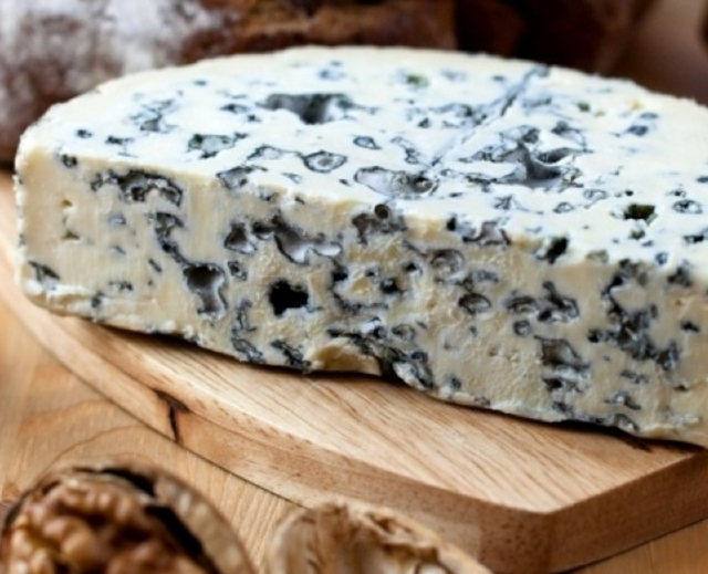 Сыр с плесенью — польза и вред любимого продукта