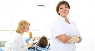 Трещины на языке посередине и белый налет: причины и лечение