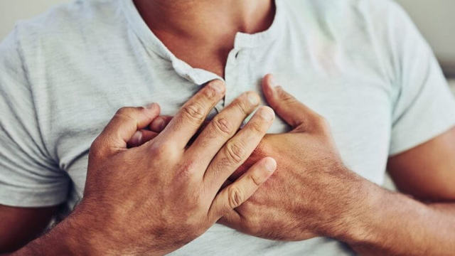 Боль в грудине посередине – в чем причины, что делать