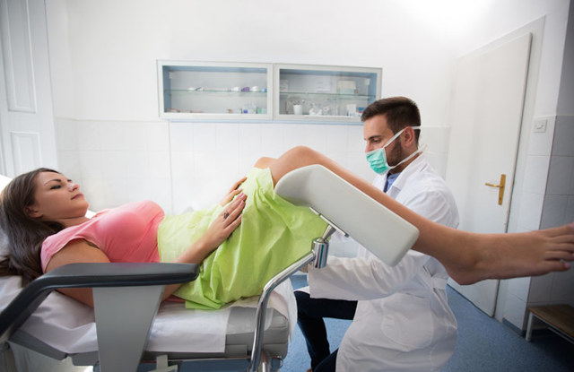 Почему при месячных идет кровь: норма и паталогия