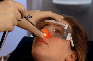 Первая помощь при кровотечении из носа: как правильно оказать медицинскую помощь (алгоритм) при сильном кровотечении, что нужно делать чтобы из носа пошла кровь без боли