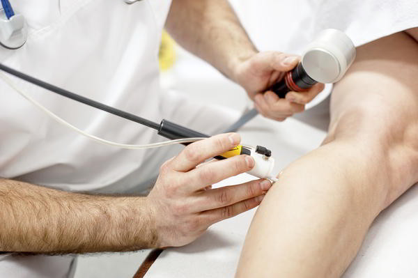 Тромб в ноге – причины, симптомы и лечение