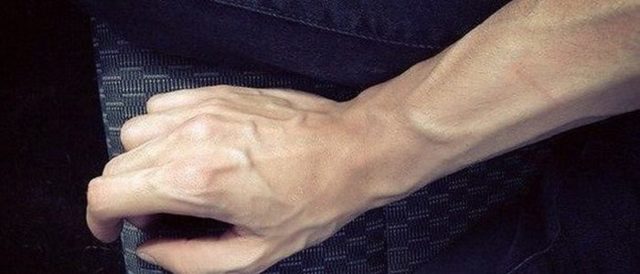 Выступают вены на руках у женщин и мужчин: причины, лечение сильно выпирающих вен