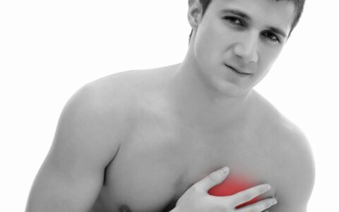 Боль в грудной клетке: как отличить сердечную боль от других болей