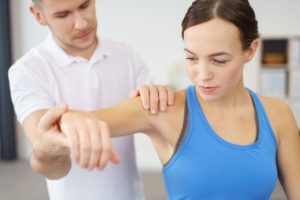 Боль под правой лопаткой сзади со спины (колющая, резкая, тупая): причины и лечение