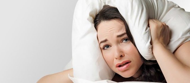 Почему стучит в ухе: причины