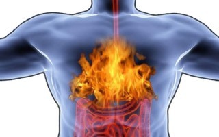 Чувство жжение в грудной клетке посередине: причины боли, что делать?