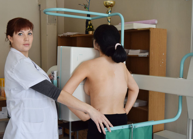 Боли под грудью: причины, диагностика и лечение