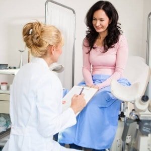 Кровянистые выделения из влагалища в начале или середине цикла - почему возникают и что делать