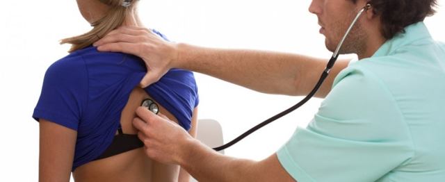 Чувство жжение в грудной клетке посередине: причины боли, что делать?