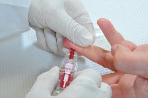 Чем прокалывают палец когда берут кровь. Зачем нужно сдавать кровь из пальца