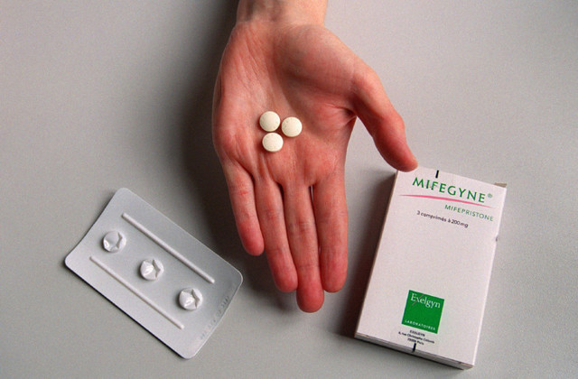 Какие таблетки прекращают месячные. Способы прекратить начавшуюся менструацию. Народные рецепты, помогающие отсрочить месячные