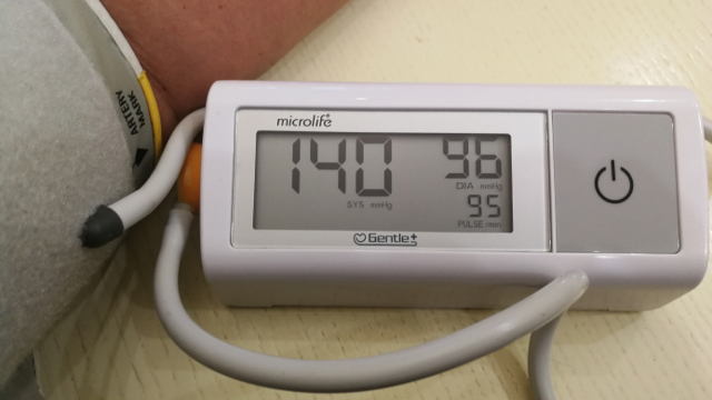 Давление 140 на 100: нужно ли сбивать и в каких случаях опасно