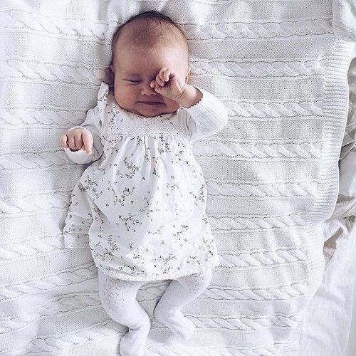 Колики у новорожденного малыша: причины, что делать