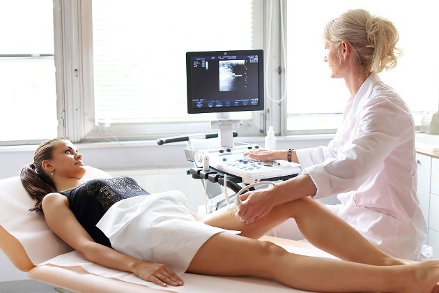 Отек ног в области стопы: причины припухлости правой и левой ступни, что делать, почему отекают ноги у женщин