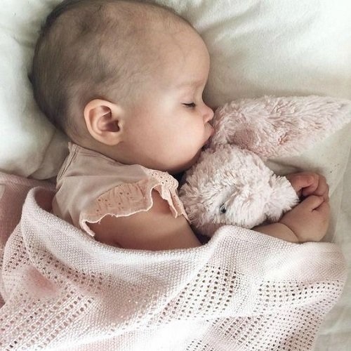 Колики у новорожденного малыша: причины, что делать