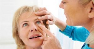 Желтые белки глаз: причины симптомы и лечение